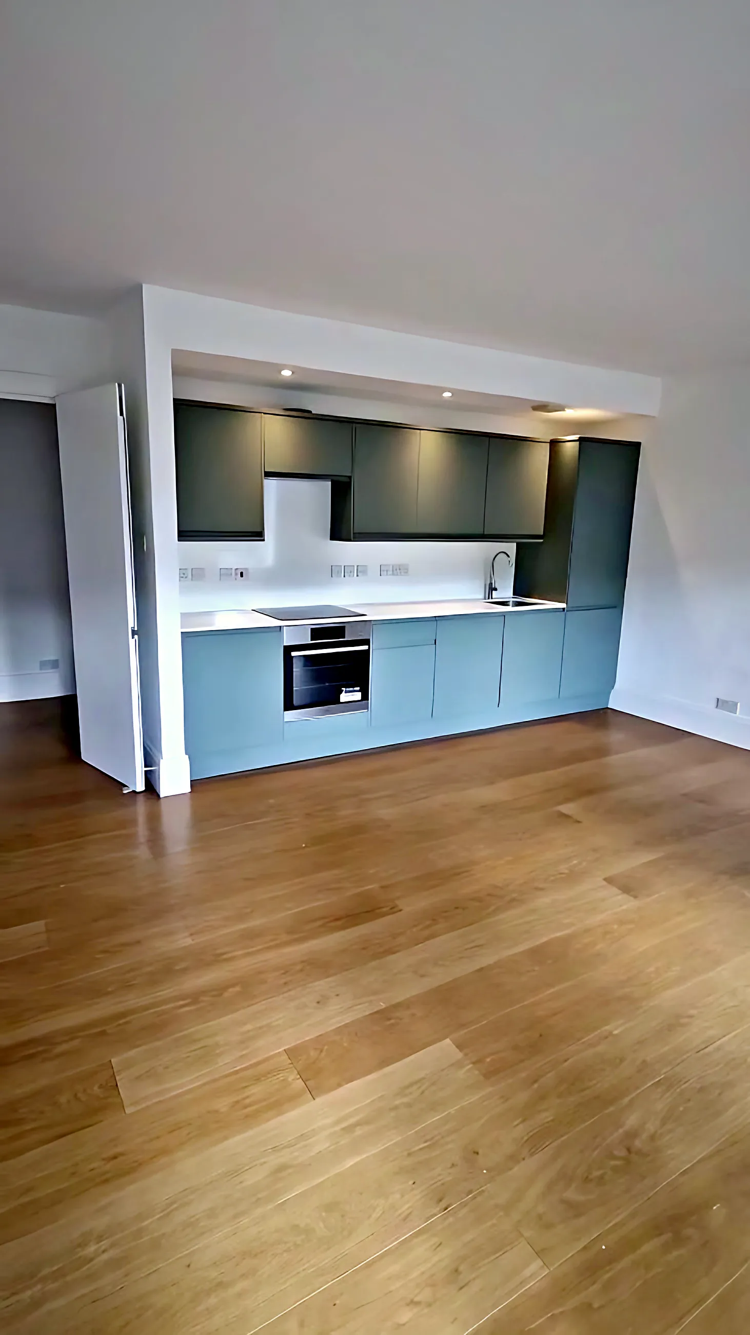 Handleless Kitchen, Holborn Flat — photo 2